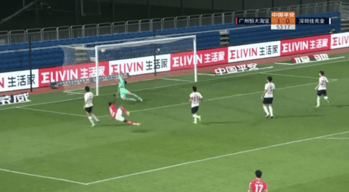  圣埃蒂安传切配合流畅，地面渗透撕破密集防守